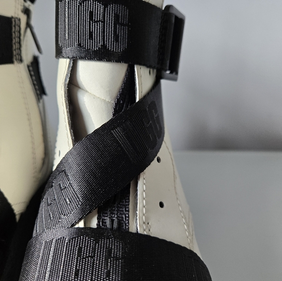 UGG sid white and black waterproof leather combat boot. Size 5.5 - Picture 10 of 14